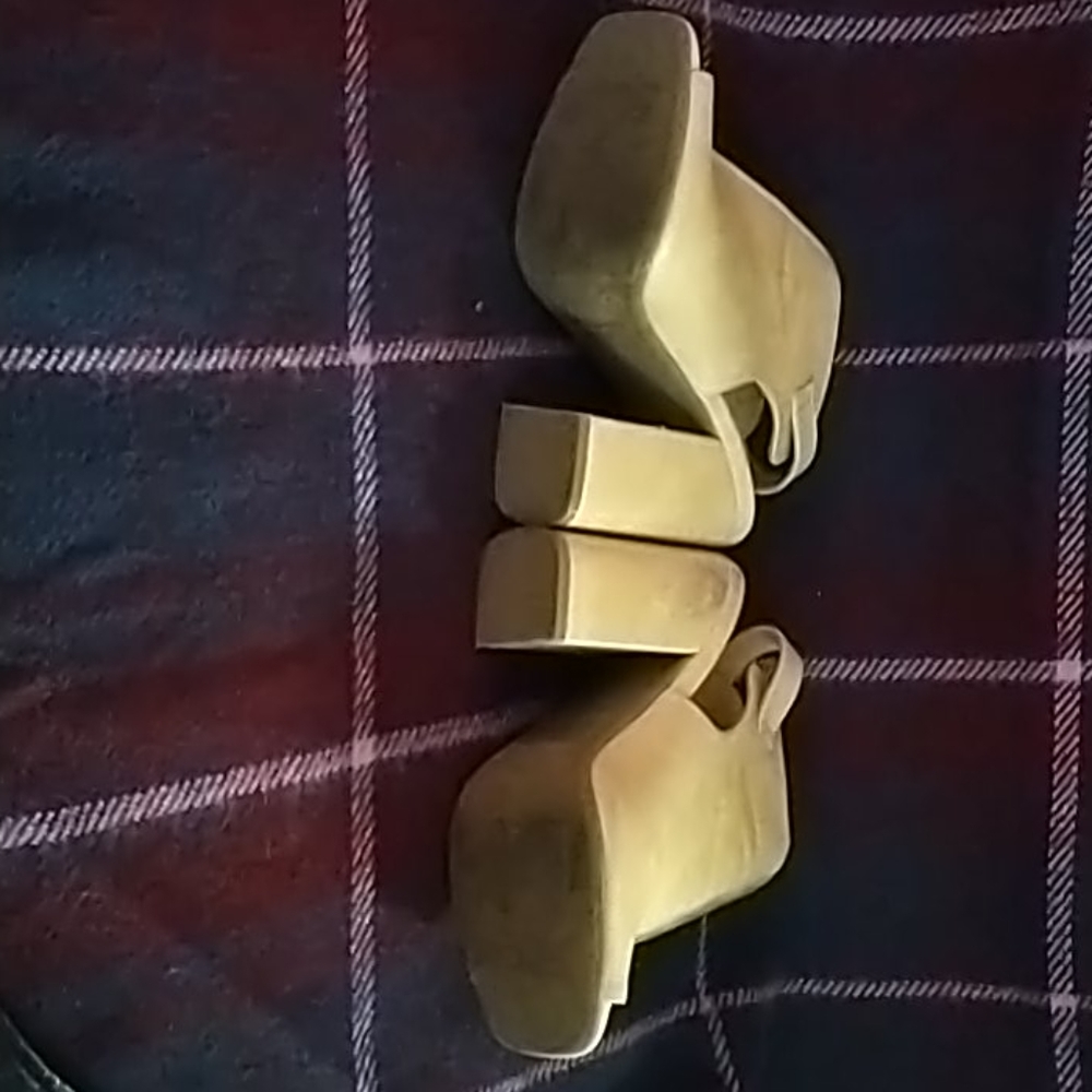 Heels - Picture 3 of 3